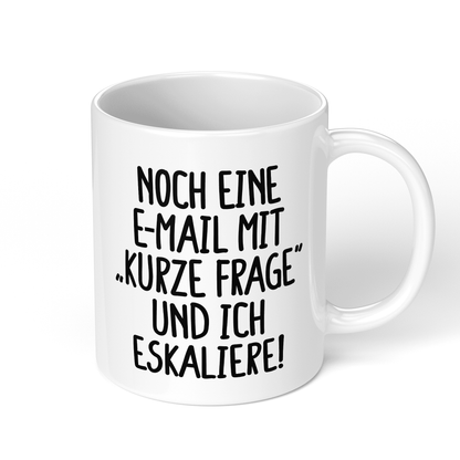 CupHaven® Büro Tasse - Noch eine E-Mail mit "Kurze Frage" und ich eskaliere! - Geschenk fürs Büro - Lustige und coole Büro-Sprüche