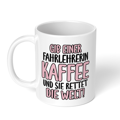 CupHaven® Fahrlehrer Tasse - Gib einer Fahrlehrerin Kaffee und sie rettet die Welt! - Geschenk für Fahrlehrer und Fahrlehrerinnen